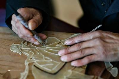 皮影劇團(tuán)“皮”出新花樣 制作